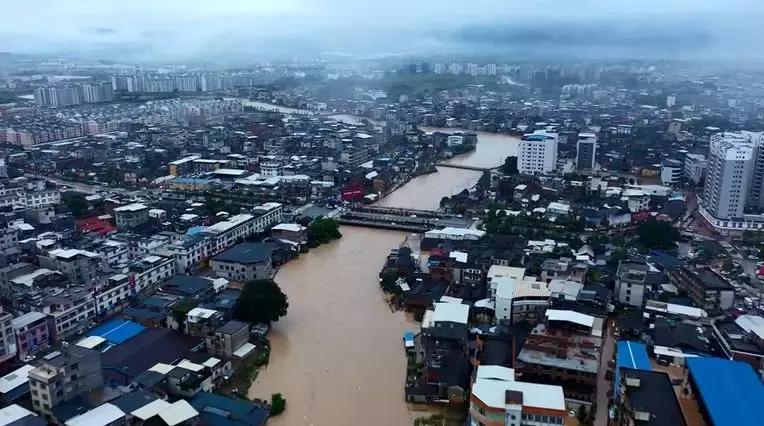 福建暴雨下的温馨日常故事